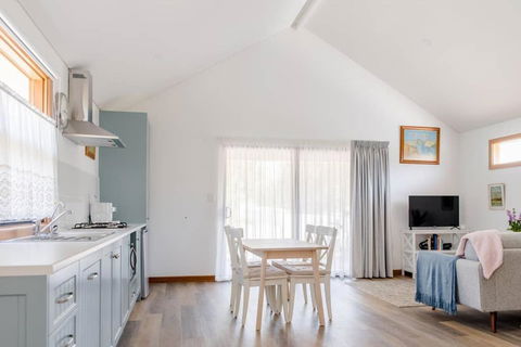 Bird In Hand Cottage, Port Noarlunga - South Australia Travel 4