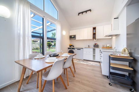 Bees Knees Studio, 5 Min To CBD, Adelaide Airport & Henley Beach - South Australia Travel 0