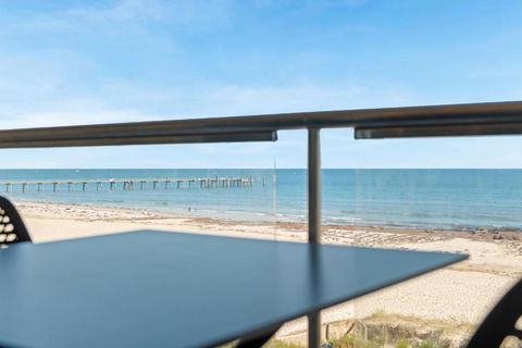 Belle Escapes - Sunset Views At The Bay - South Australia Travel 1