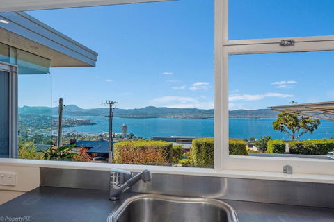 Birngana Stylish Spacious With Stunning Views - South Australia Travel 1