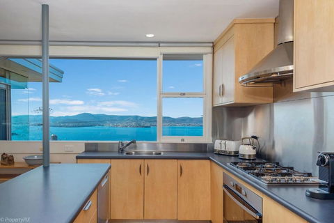 Birngana Stylish Spacious With Stunning Views - South Australia Travel 2