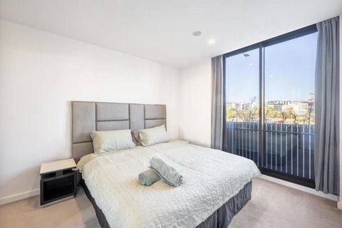 Central Located 2 Bedroom Apartment In Canberra With Parking - South Australia Travel 1