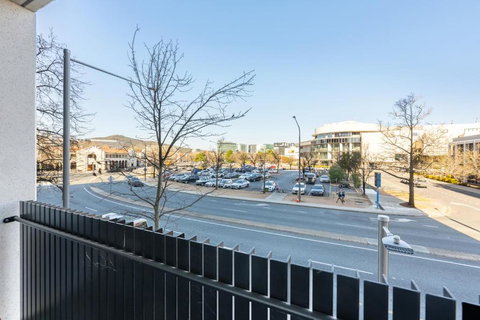 Central Located 2 Bedroom Apartment In Canberra With Parking - South Australia Travel 4