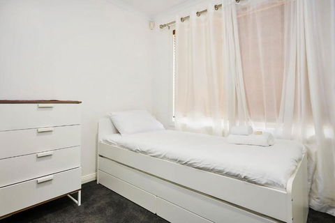 Contemporary Family Oasis In The Heart Of Newport - South Australia Travel 1