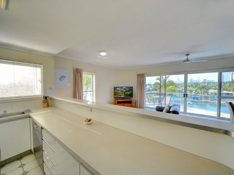 3br Broadbeach Lakefront Apartment - South Australia Travel 2