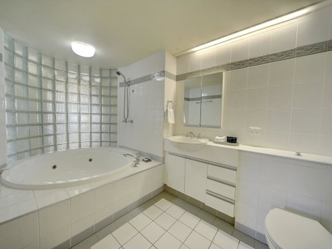 3br Broadbeach Lakefront Apartment - South Australia Travel 3