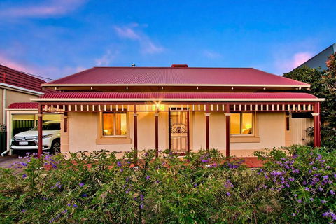 Adelaide 4 Bedroom House With Pool - South Australia Travel 1