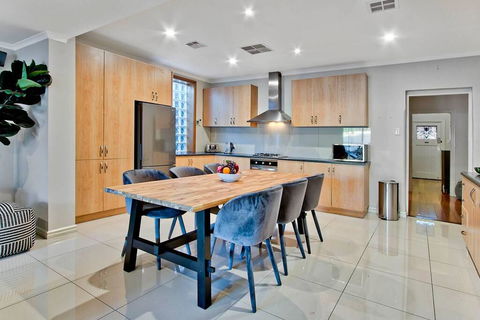 Adelaide 4 Bedroom House With Pool - South Australia Travel 2