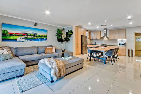Adelaide 4 Bedroom House With Pool - South Australia Travel 0