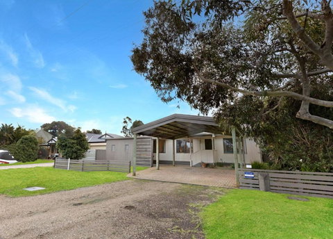 Eastern Beach Bach - South Australia Travel 1