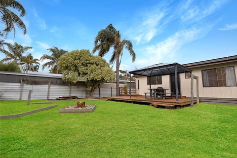 Eastern Beach Bach - South Australia Travel 2