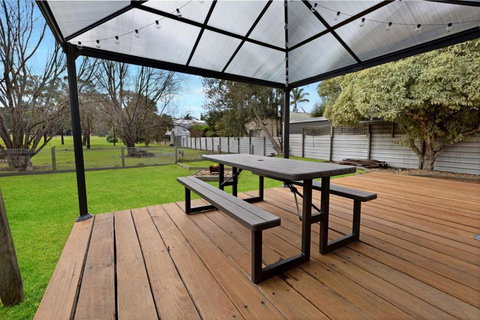 Eastern Beach Bach - South Australia Travel 4