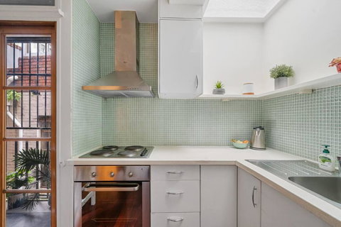 Eclectic Rushcutters Gem - Foosteps To The Harbour - South Australia Travel 2