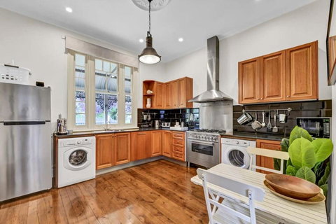 Edwina Suite II - Fireplace, Elegant Heritage Home - South Australia Travel 4