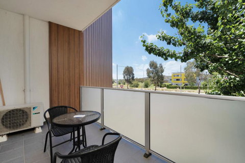 Elegant 2-Bed Apartment With Balcony - South Australia Travel 2