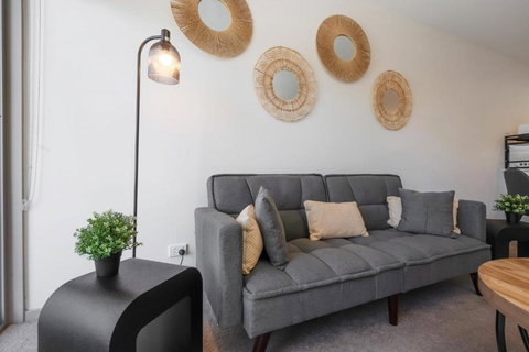 Elegant 2-Bed Apartment With Balcony - South Australia Travel 0