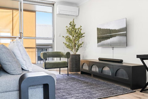 Elegant 2-Bed With Balcony By Parks And Amenities - South Australia Travel 0