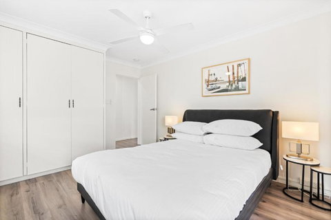 Elegant 2-Bed With Balcony By Parks And Amenities - South Australia Travel 1