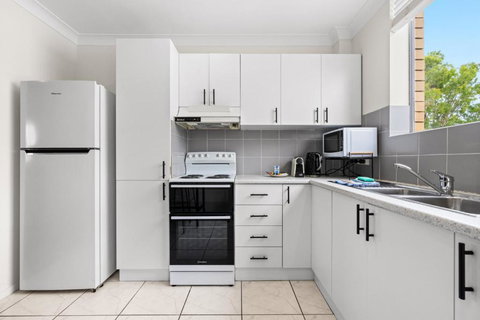 Elegant 2-Bed With Balcony By Parks And Amenities - South Australia Travel 2