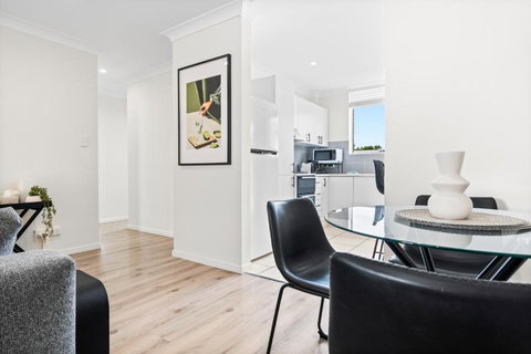 Elegant 2-Bed With Balcony By Parks And Amenities - South Australia Travel 3