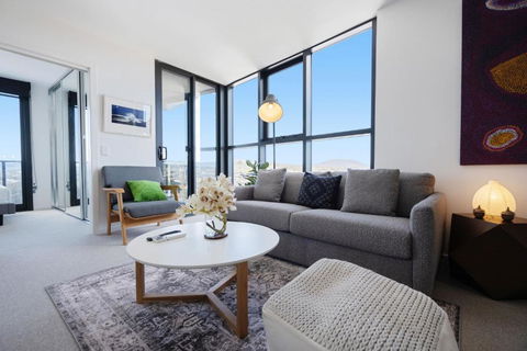 Elegant 3-Bed With Stunning Views Close To Shops - South Australia Travel 0