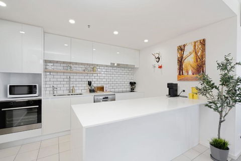 Elegant 3-Bed With Stunning Views Close To Shops - South Australia Travel 3