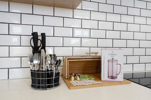 Elegant 3-Bed With Stunning Views Close To Shops - South Australia Travel 4