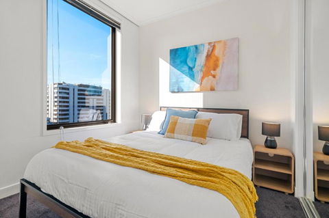 Elegant Emerald 3 Bed Apartment At Albert Park With Parking - South Australia Travel 4
