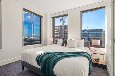 Elegant Emerald 3 Bed Apartment At Albert Park With Parking - South Australia Travel 3