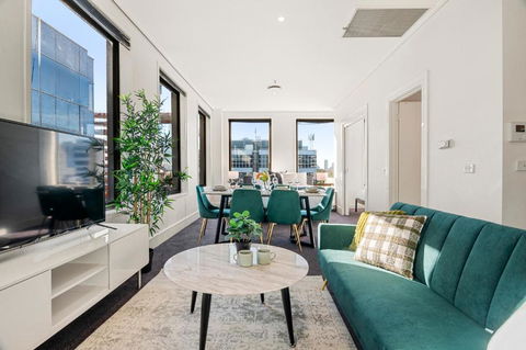 Elegant Emerald 3 Bed Apartment At Albert Park With Parking - South Australia Travel 0
