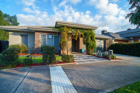 Elegant Family Retreat With Home Office - South Australia Travel 0