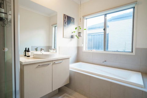 Elegant Family Retreat With Home Office - South Australia Travel 2