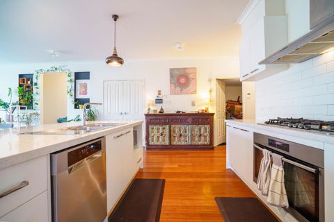 Elegant Family Retreat With Home Office - South Australia Travel 3