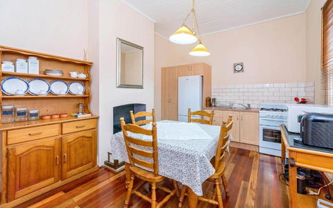 Eliza 1875 Red Brick Duplex Townhouse - South Australia Travel 4
