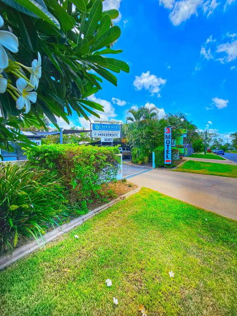 Emerald Motel Apartments - South Australia Travel 0