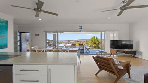 Endeavour View Is A Fantastic - A Modern, 4 Bedroom Holiday Home - South Australia Travel 0