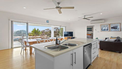 Endeavour View Is A Fantastic - A Modern, 4 Bedroom Holiday Home - South Australia Travel 2