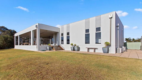 Endeavour View Is A Fantastic - A Modern, 4 Bedroom Holiday Home - South Australia Travel 1