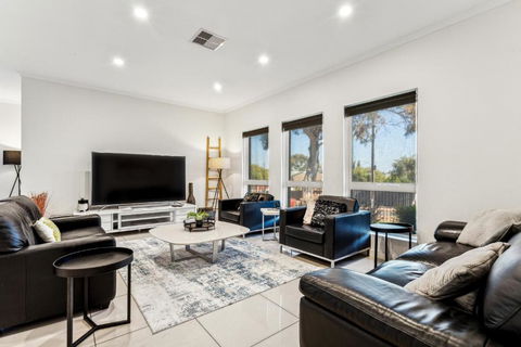 Enfield Executive - South Australia Travel 2