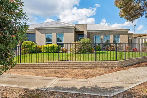 Enfield Executive - South Australia Travel 0