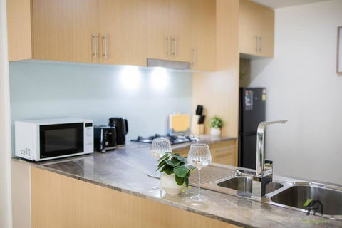 Entire 2 Bedroom In The Heart Of Wolli Creek - South Australia Travel 2