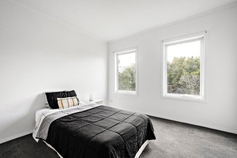 Entire 4 Bedroom Townhouse -sleeps 6/7- All Yours - South Australia Travel 4