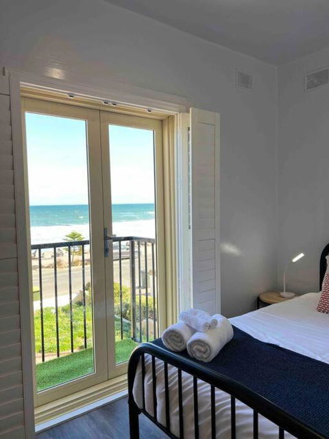 Entire Beachfront Apartment 5 Esplanades Seaviews - South Australia Travel 3