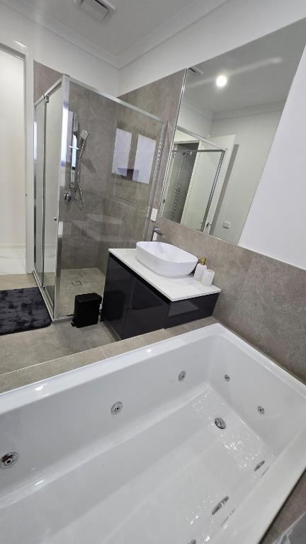 Entire House Creekfront With Theatre & Spa - South Australia Travel 2