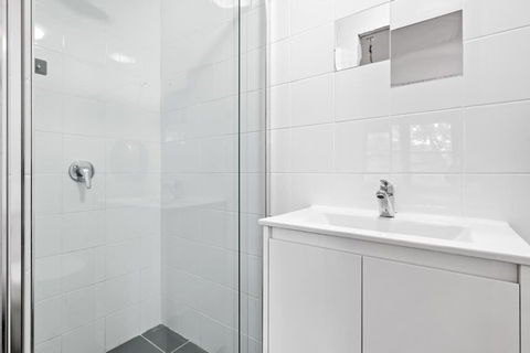 Exclusive Queen Suite - Free WIFI & Nearby Transport - South Australia Travel 3