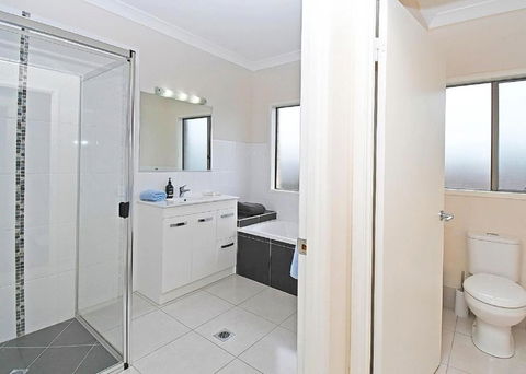 Entire House Peaceful Oceanside The Seahaven 4 Bedrooms - South Australia Travel 4