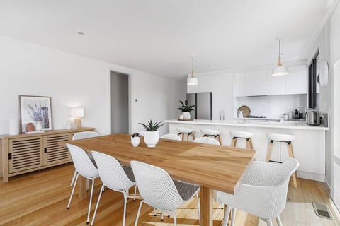 Expansive Beachside Luxury At Roman On Reeves - South Australia Travel 3