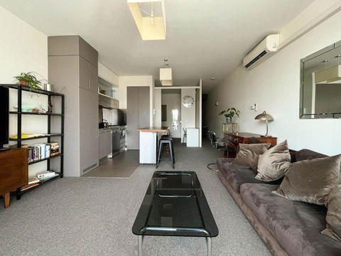 Explore Melbourne From This Chic 1BR In Windsor - South Australia Travel 0