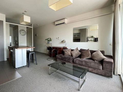 Explore Melbourne From This Chic 1BR In Windsor - South Australia Travel 3