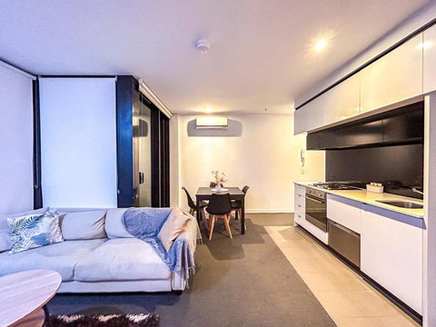 Fantastic View 2br1ba In Cbd Wifi Balcony - South Australia Travel 3